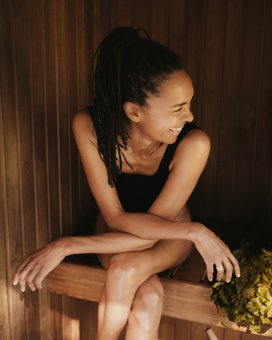 Woman_in_sauna_laughing